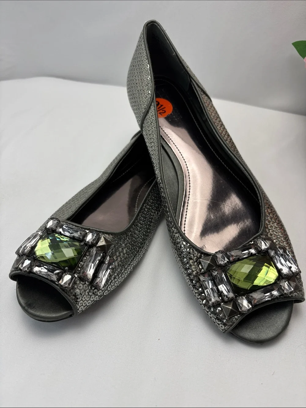 Kenneth‎ Cole Womens 9.5 Silver Peep-Toe Flats with Green Gem Accent #443